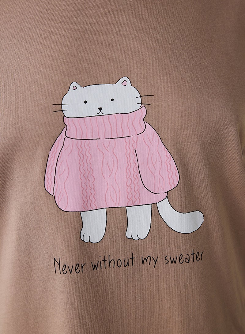 بنتي طقم بيجامة قطنية مطبوعة بشعار وياقة دائرية - Image 2